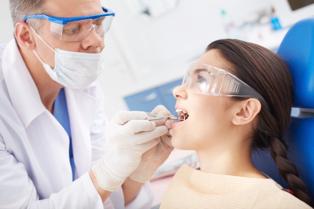 معاینه اولیه بیمار-کلینیک دندان پزشکی مدرن